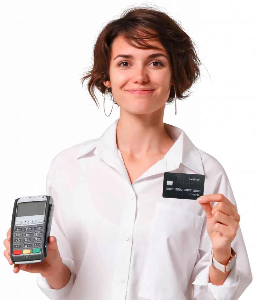 Lächelnde Frau mit EC-Gerät und Kreditkarte in der Hand